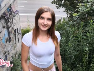 Anny Belle Porno Video: MEGA PUBLIC! bl*wjob vor allen Leuten!