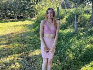 Anny Belle Porno Video: Süßes Teen hat ihr Höschen vergessen! Oder war es gewollt?
